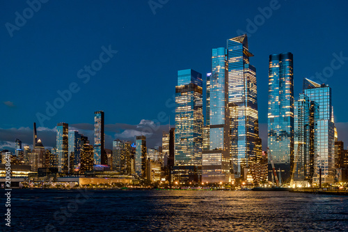 Foto Wide view of Hudson Yards skyline and Vessel at night