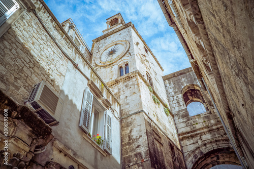 Foto Split, Croatia: Old stone building with clock tower and blue sky