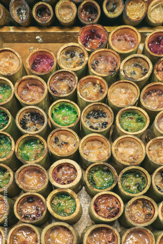 Fotografi Flat lay of colorful Khao Lam Thai dessert