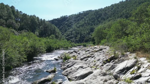 Vol de drone au dessus d'une rivière en Ardèche dans le sud de la France