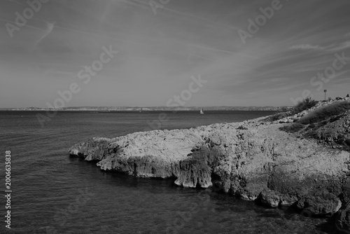 Côte rocheuse des Goudes face à l’horizon méditerranéen