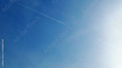 美しい青空と飛行機雲
