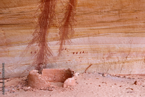 Foto Puebloan circular structure and rock art at Kachina Bridge Ruin, Natural Bridges