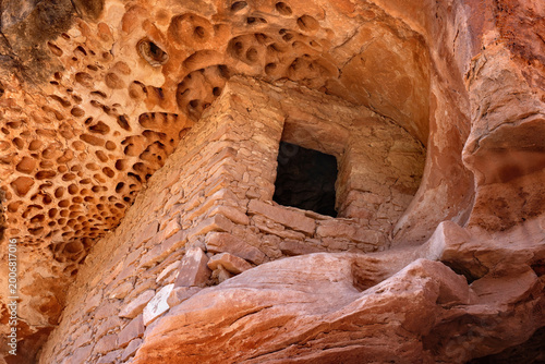 Fényképezés Distinctive honeycomb-like ancient ruin in Montezuma Canyon, Utah