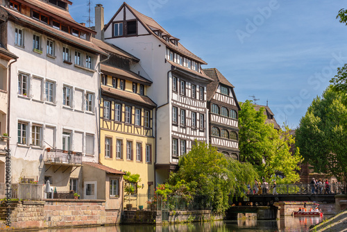 Valokuva La ville de Strasbourg sous un grand ciel bleu