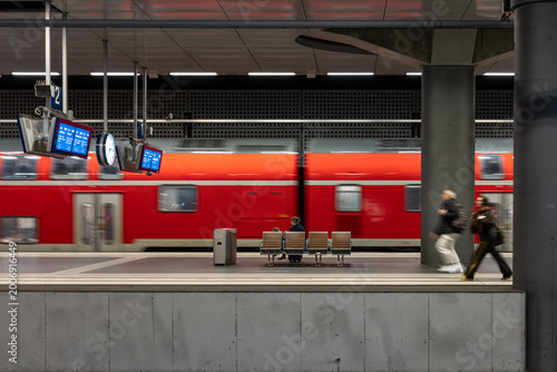 Tableau sur toile Red commuter train passing the platform