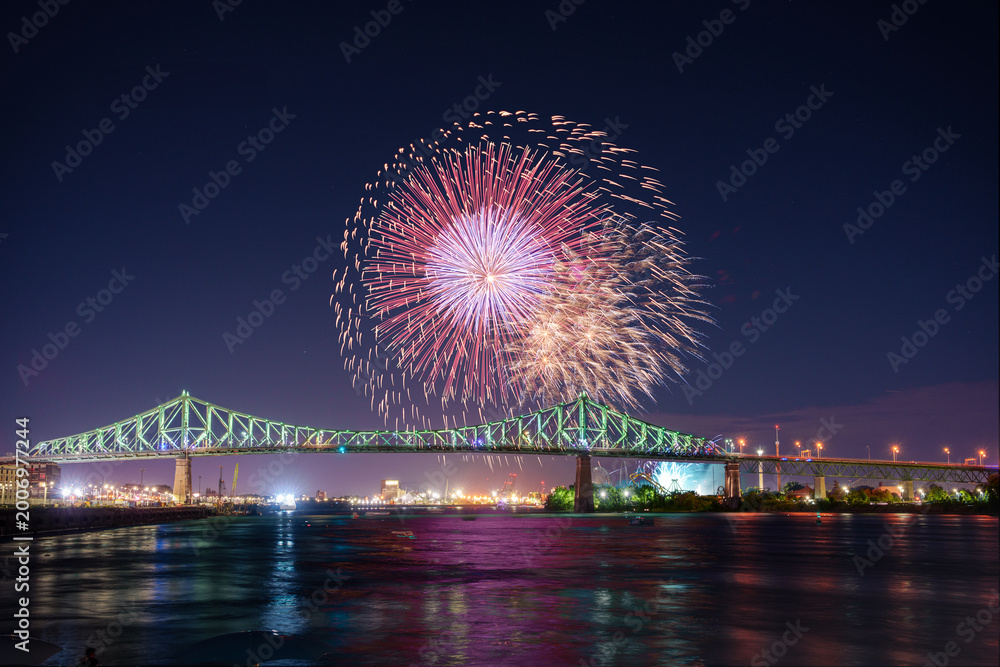 Obraz premium Beautiful capture of the fireworks and The Jacques Cartier bridge in Montreal