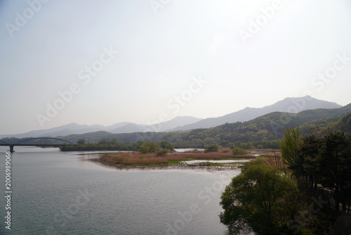 In the early summer of Dumulmeori Park, the lines, beauty, and greenery of the river always show beautiful and soft lines.