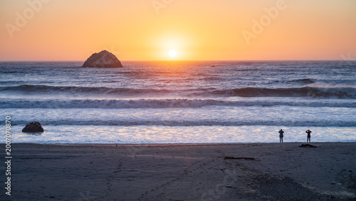 Foto Sun Setting In The Pacific Ocean Near The California Oregon Border