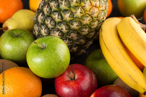 Konstfotografi fresh fruits colorful vitamine riched mellow ripe green apples bananas and other