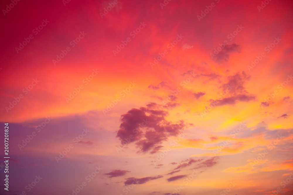 Fototapeta premium Dramatic Sunset with Colorful Cloudscape Background
