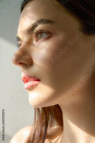Fotografie 若い白人女性の潤いのある美容ポートレート