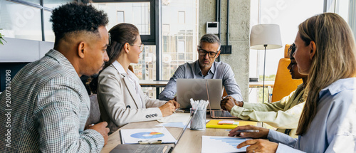Canvas-taulu Account manager guides contract talks in team meeting setting