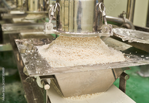 Obraz na plátně The manufacturing process of Korean Garaetteok involves steaming rice flour and extruding it into long, chewy cylinders