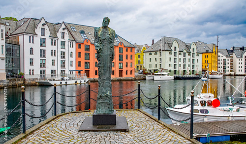 Ålesund ist eine Hafenstadt an der Westküste von Norwegen. 