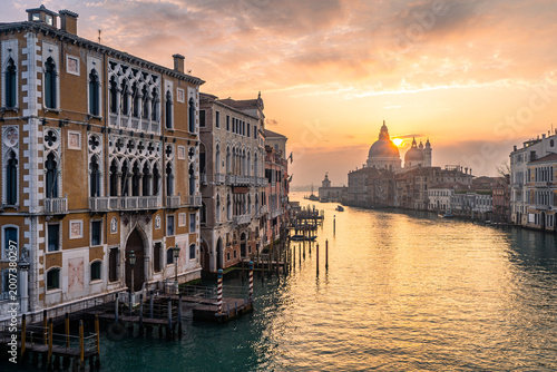 Fotografía sunrise on grand canal from accademia bridge, venice