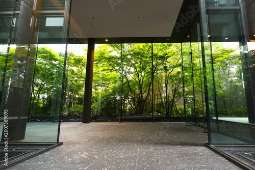 Canvas-taulu 緑地と調和した高級マンションのエントランス空間