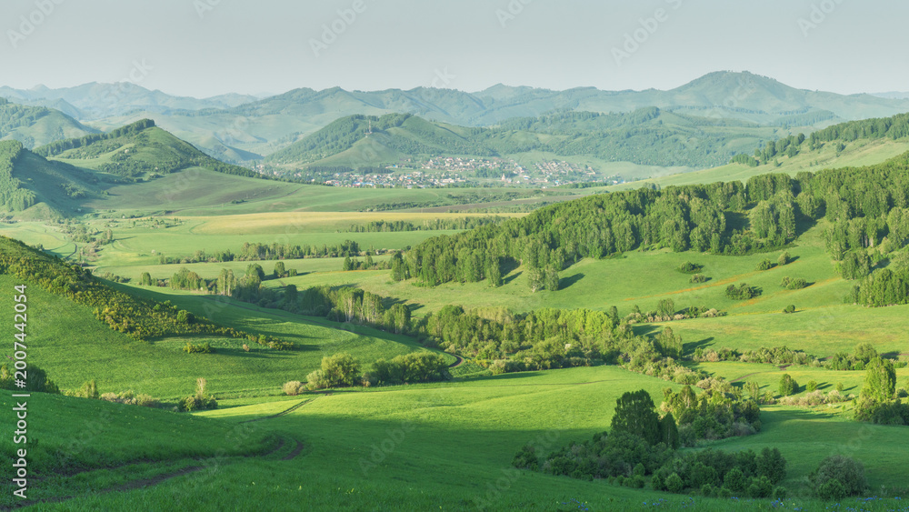 Φωτογραφία View of a summer day in the mountains, green meadows, mountain slopes and hills,