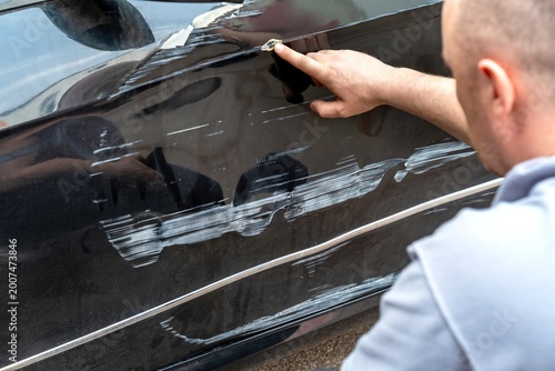 Obraz na płótnie Mechanic identifies damage
