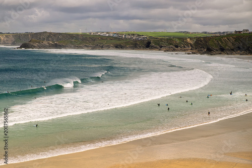 Bild auf Leinwand Ocean's rhythm surfers' patient dance