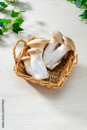 かごに盛った新鮮なエリンギ