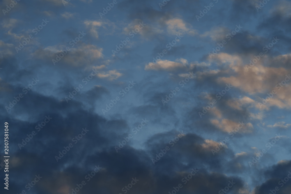 Obraz premium Dramatic summer sunset sky with cumulus clouds, colorful evening light and atmospheric cloudscape.