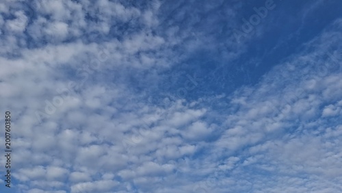 Quadro su tela Stunning wide view of a bright blue daytime sky completely filled with a beautif