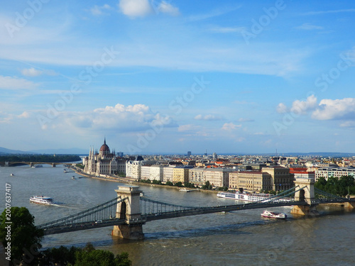 Cuadro en lienzo Panoramic view of Budapest, Hungary: Széchenyi Chain Bridge, Hungarian Parliament Building, and Danube River