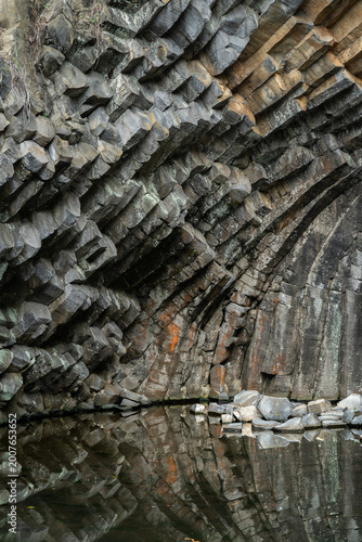 Quadro em tela Geometric patterns created by basalt rocks in Genbudo Park