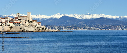 Foto France, côte d'azur, Antibes, panorama de la vieille ville aves ses remparts et du massif enneigé du Mercantour