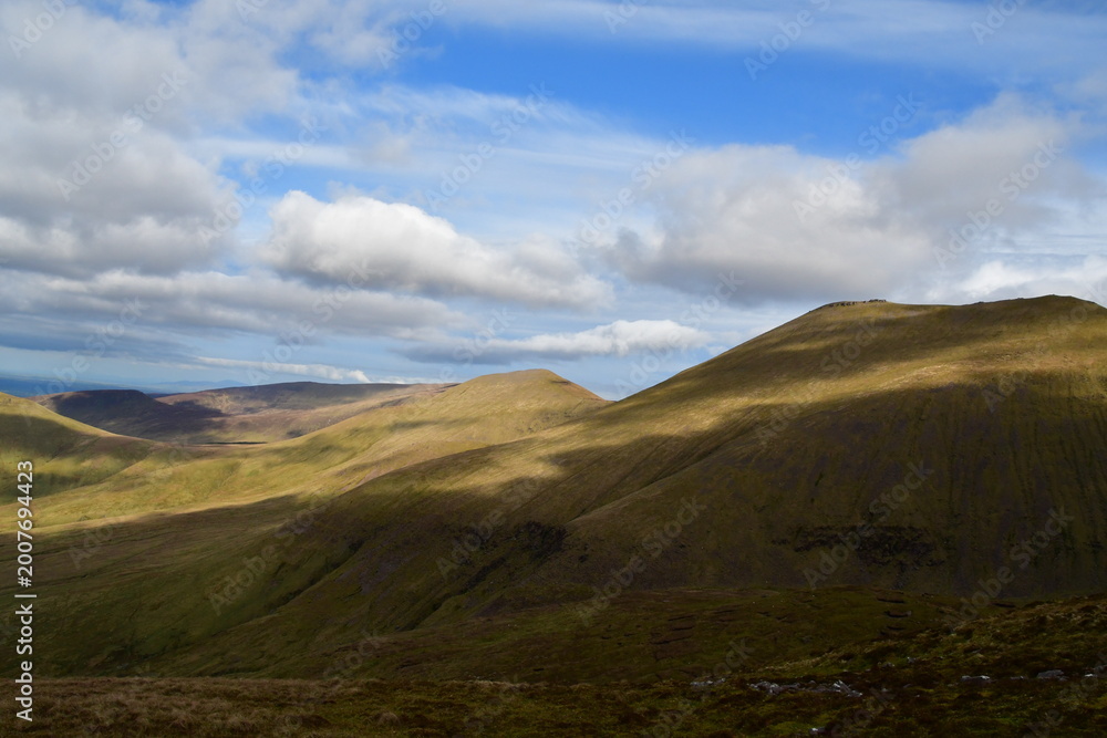 Obraz premium Galtee mountains landscape with blue sky and clouds