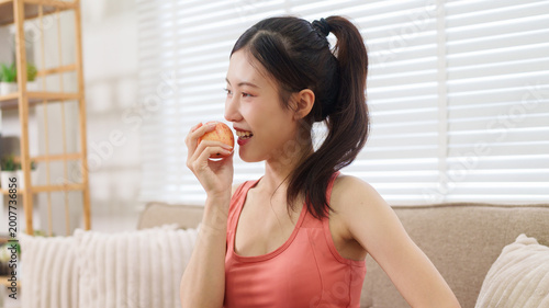Fotografie young Asian women eating hamburger burger fast food snack junk meal enjoying che