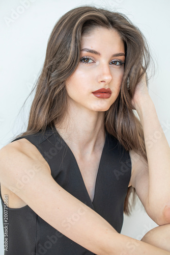 Schilderij op canvas Studio portrait of a young beautiful brunette woman