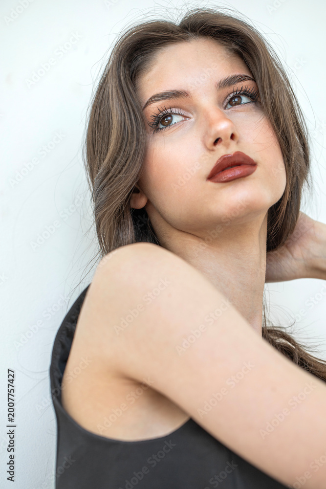Obraz premium Studio portrait of a young beautiful brunette woman