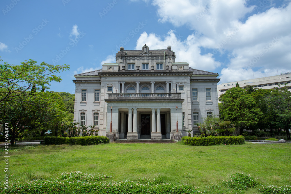 Fototapeta premium 登録有形文化財の旧鹿児島県庁舎本館（県政記念館）の正面外観と芝生の風景