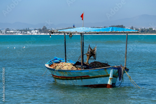 Quadro su tela Bateau de pêche ancré dans la baie de Hammamet