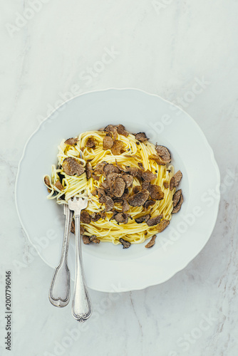 Foto White truffle pasta Tajari, top view