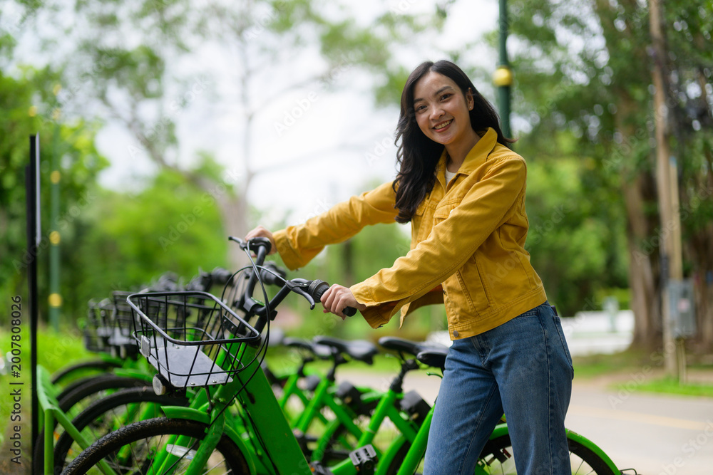 Φωτογραφία Young student smiling choosing green share bike