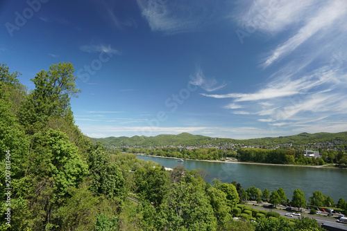 Tableau sur toile Blick auf den Rhein und das Siebengebirge, Rolandseck, Rheinland-Pfalz