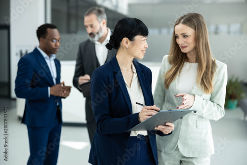 Foto Diverse business professionals collaborating, discussing and networking during a