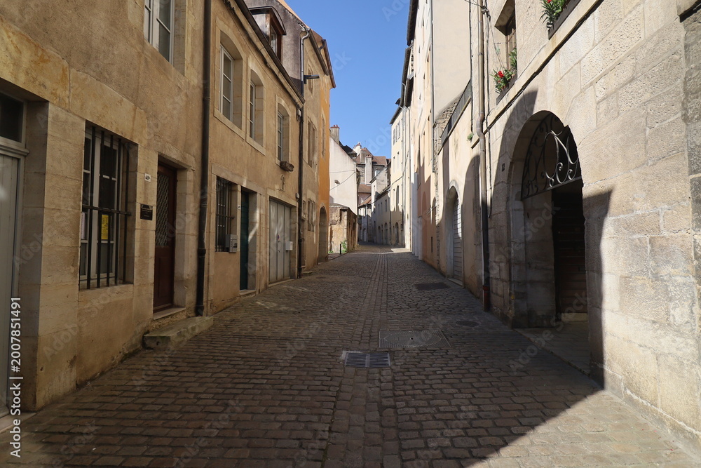 Obraz premium Vieille rue typique, ville de Dole, département du Jura, France