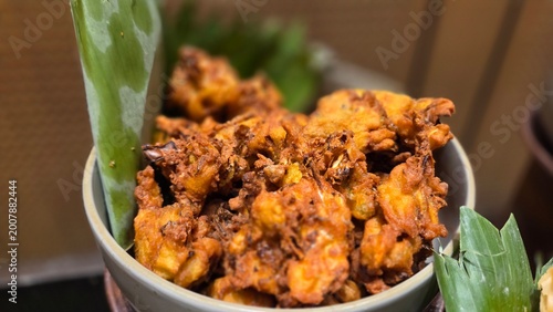 Foto Crispy Indonesian vegetable fritters (bakwan) with golden brown texture served in a bowl