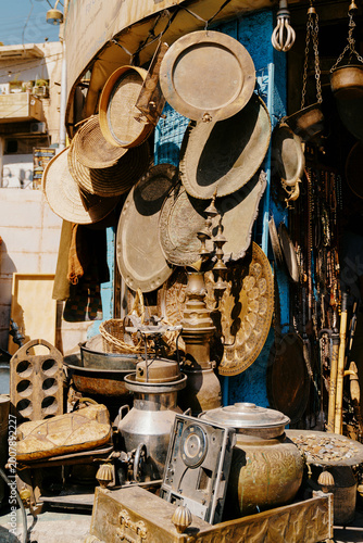 Fotografía Traditional antique shop display with brass and handmade items in Jordan