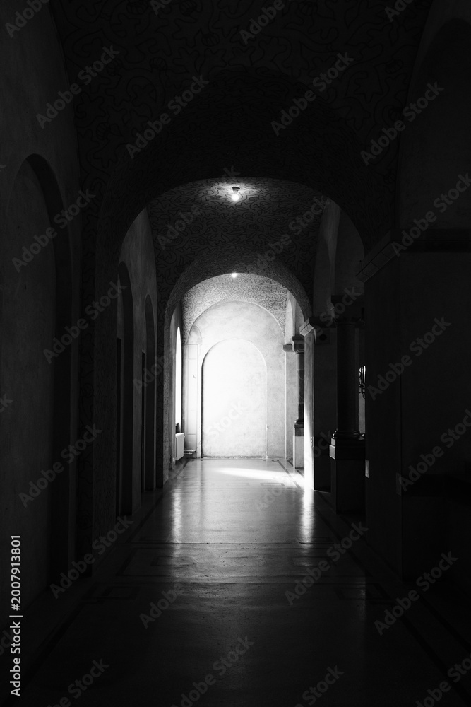 Obraz premium Archway in old building