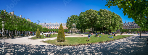 Place des Vosges au printemps à Paris