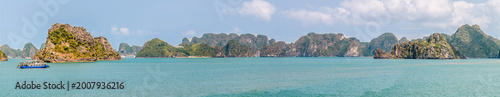 Fotografía A panorama view of Karst limestone islets in Ha Long Bay, Vietnam in the morning