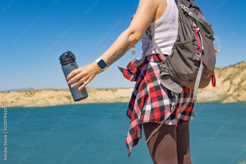 Ταπετσαρία Person hydrating and traveling through scenic outdoor landscape, staying fit and