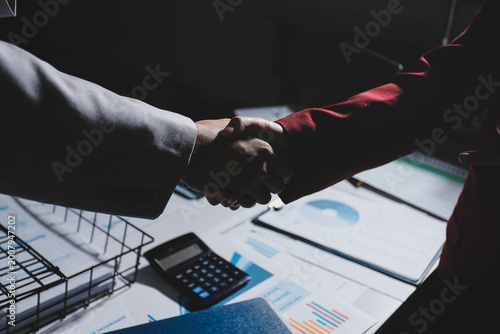 Fotografie Business people shaking hands closing a deal