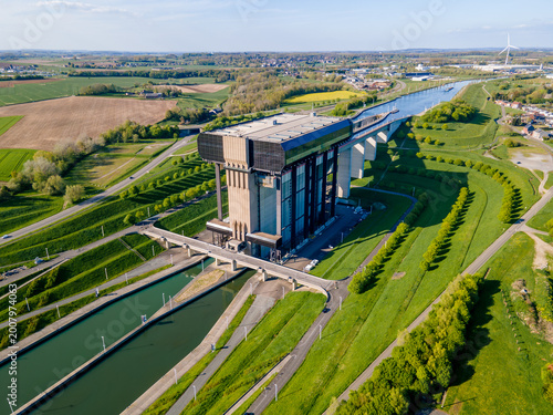 Foto Top down drone view of canal boat lift showing geometric layout of concrete towe