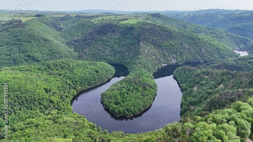 Vidéo aérienne par drone du Méandre de Queuille en Auvergne, France